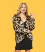 Casaco com pelo animal print claro