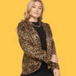 Casaco com pelo animal print castanho escuro