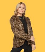 Casaco com pelo animal print castanho escuro